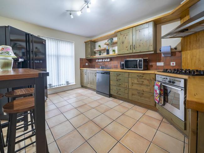 Pass the Keys Fab Townhouse Near Queens with Huge TV & Recliners Images_5