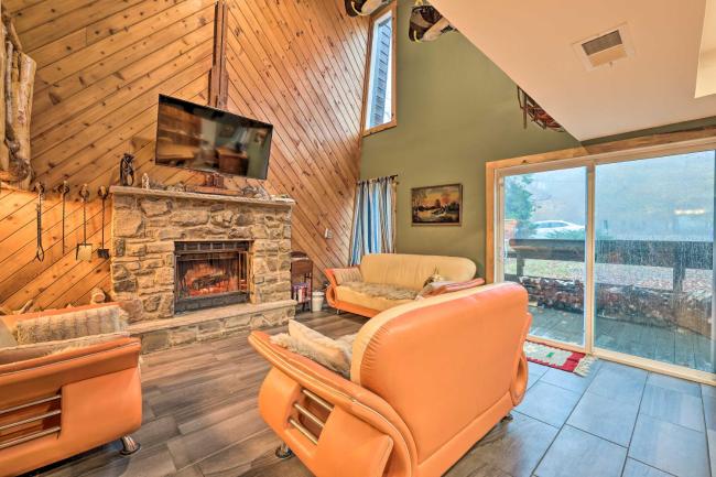 Pocono Mtn Getaway with Fire Pit and Lake Access Images_2
