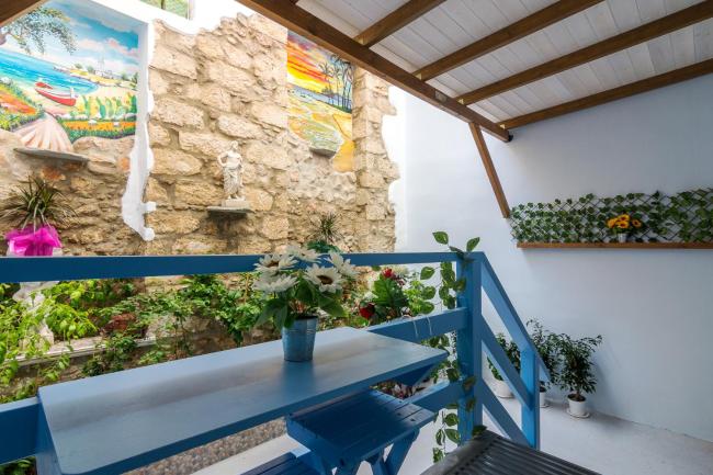 Wonderful renovated apartment with private patio Images_2