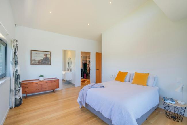 Hosts on the Coast Ātaahua. Images_2