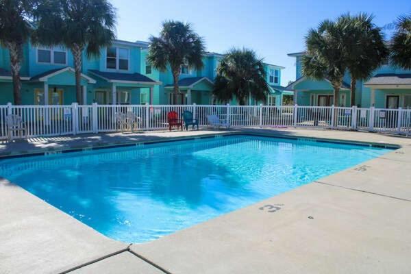 TC501 Cool and Roomy Townhome Close to Beach, Shared Pool, No Pets Allowed Images_1