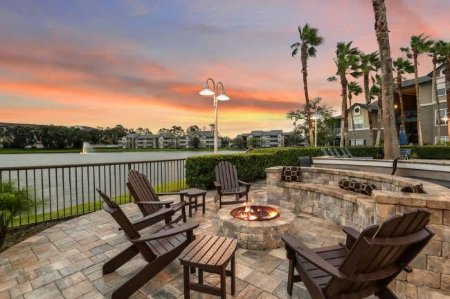 Beach life, Resort Style with pool, Only a mile away from the beach! Images_5