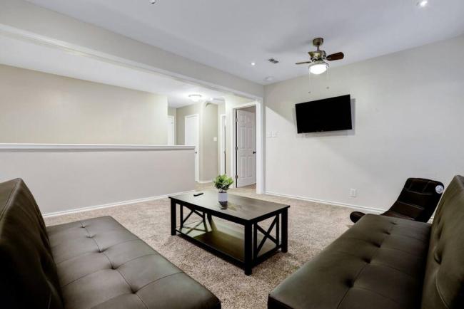 Upscale KING Bed 4 BDRM Home in gated community Images_5