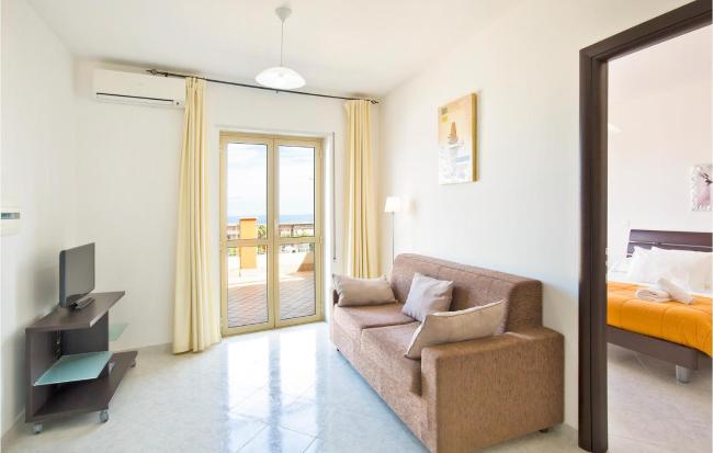 Amazing apartment in Pizzo with 1 Bedrooms, WiFi and Outdoor swimming pool Images_2