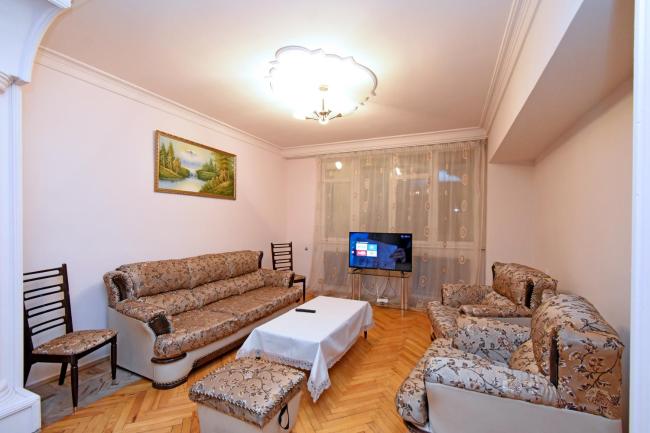Large apratment with Republic Square Images_2