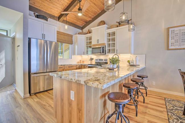 Airy Oceanfront Kailua-Kona Gem with Community Pool Images_3