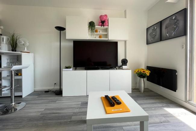 BRIGHT studio with BALCONY and WIFI near the BEACH Images_1