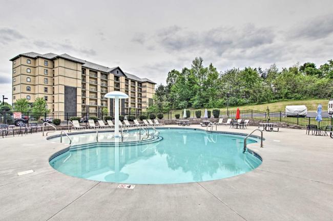 Downtown Pigeon Forge Condo with Pool Access! Images_2