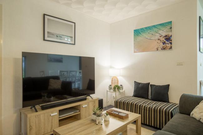 Cosy 3-bed Unit Steps from the Beach Images_1