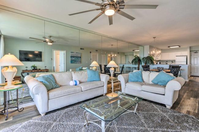 High-Rise Destin Condo with Balcony and Pool View Images_5