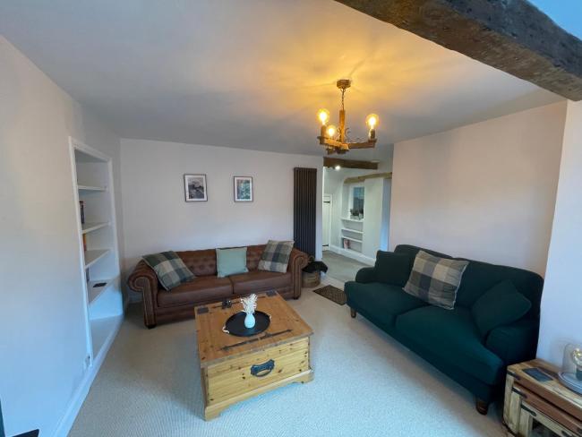 Cosy country cottage with log fireplace and views Images_5