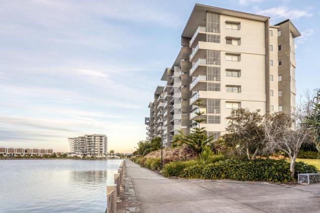 Sleek 2-Bed Unit With Expansive Water Views Images_2