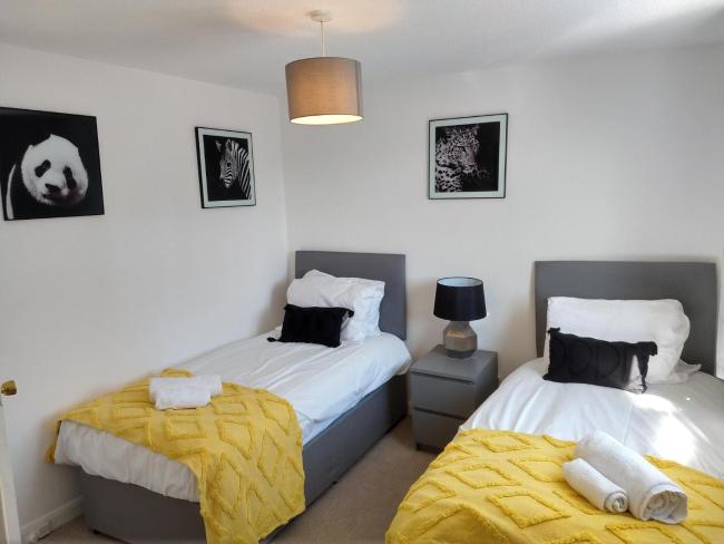 Stamford Redcot Gardens Stylish 2 bed Family town house with parking Images_2