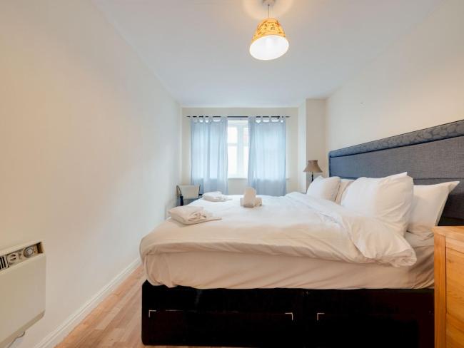 Pass the Keys Lovely 2 Bedroom Apartment with Secure Parking Images_4
