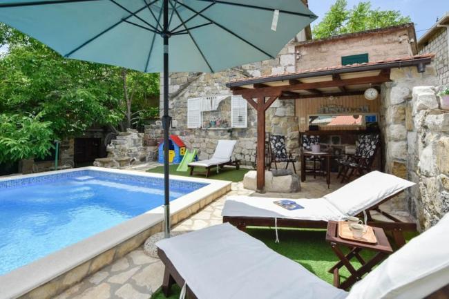 Holiday House with heated pool Images_5