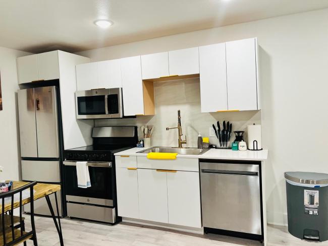 COZY & LUXE 1bed MINS TO DOWNTOWN Images_3