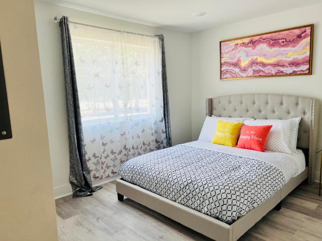 COZY & LUXE 1bed MINS TO DOWNTOWN Images_1