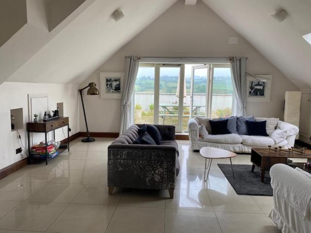 Luxury Idyllic Lake View Setting with Hot Tub Images_5