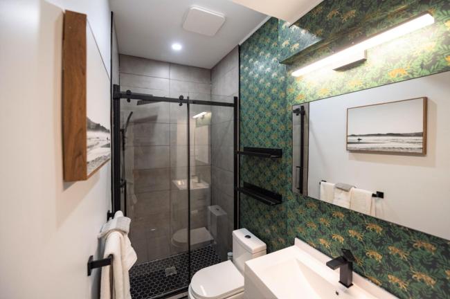 Charming Top Floor Pointe-Saint-Charles Apt Images_4