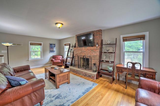Pet-Friendly Lake Getaway 1 Block to Beach! Images_4
