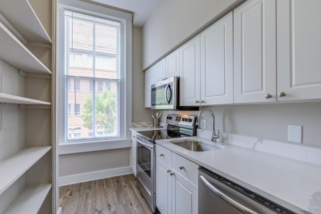 Deluxe Designer Theme 1BR Apt near the Inner Harbor Images_5