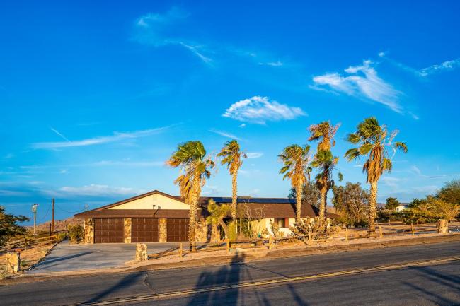 The Stargaze in Joshua Tree - Pool, Hot Tub, Views Images_1