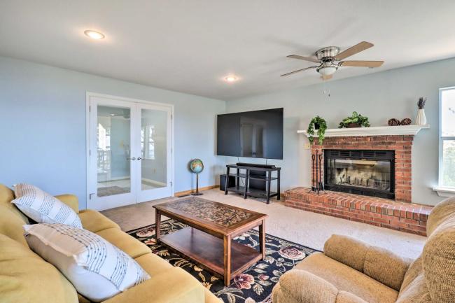 Spacious Home with Mtn Views and Starlink WiFi! Images_3