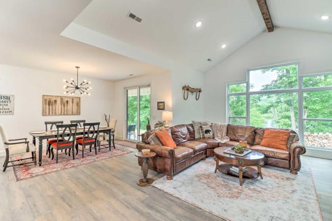 River-View Flippin Escape with Fire Pit and Grill Images_3