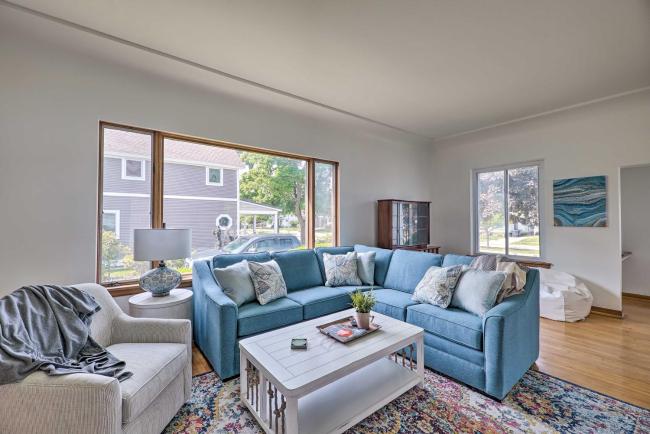 Bright Ludington Home 3 Blocks to the Beach! Images_4