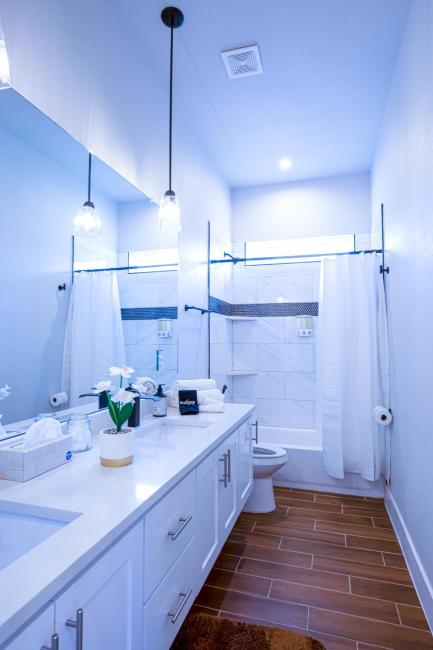 Stunning Newly Built 4BR 2BA with BBQ grill Near Downtown and Dallas Zoo Images_2