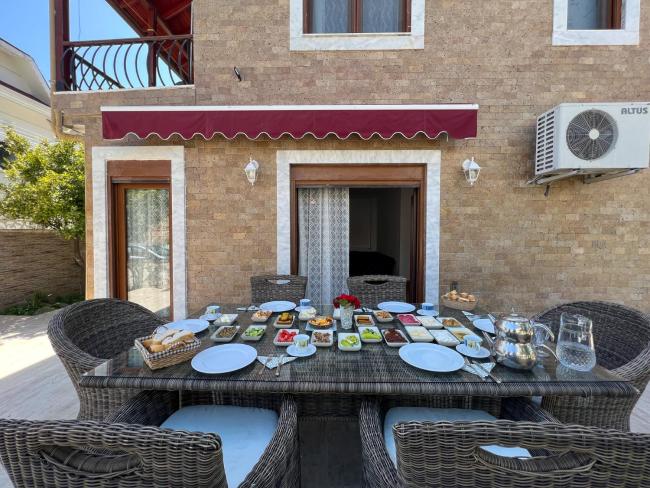 Large House Top Location (only 100m to the beach) Images_1