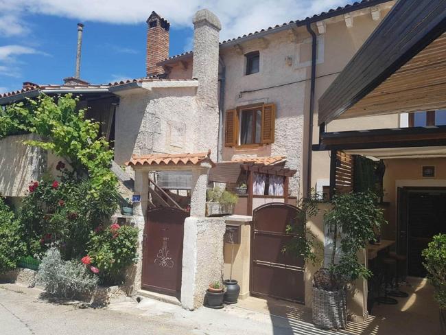 Nice apartment in historical stone house in Premantura Images_3