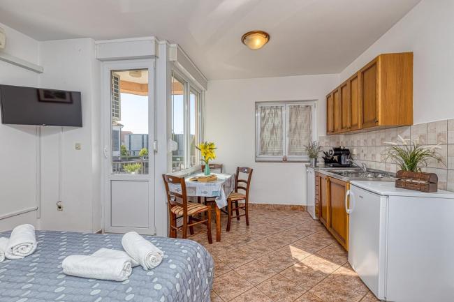 Studio Sanja with Balcony Images_2