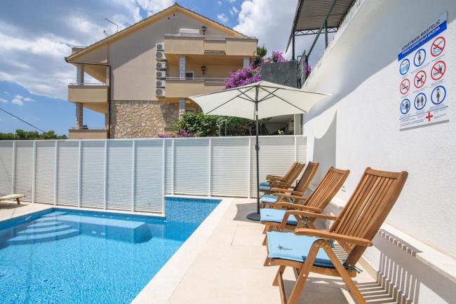 A2-apt w shared pool & balcony next to the beach Images_4