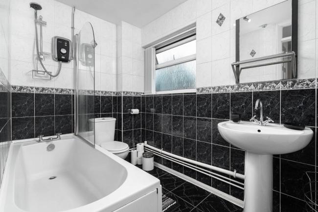 Modern 4 bedroom home ideal for Contractors, Groups and families ,FREE parking for multiple vehicle's Images_5