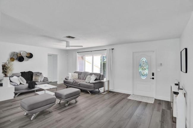 Spectacular Pool Home - 11 min to beach Images_4