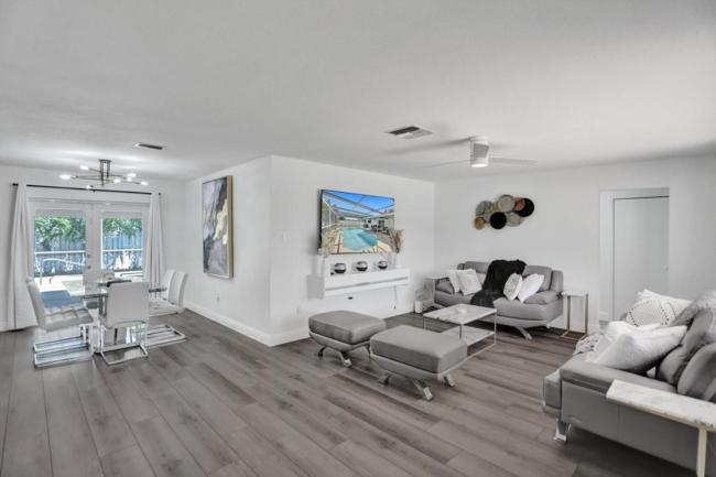 Spectacular Pool Home - 11 min to beach Images_2