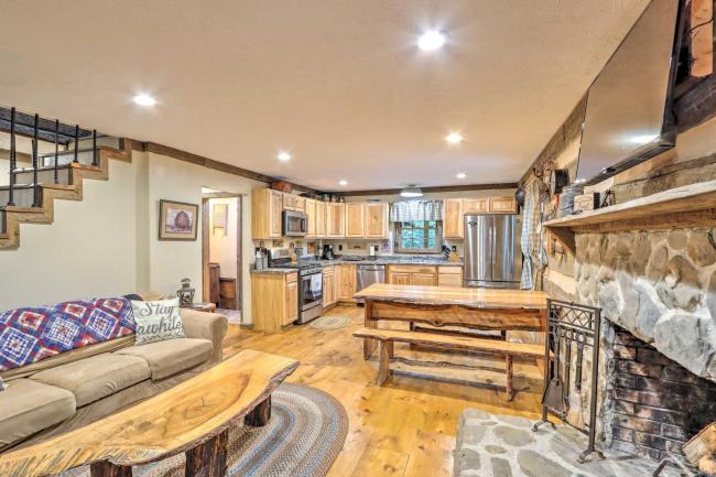 Cozy Creekside Mountain Escape with Hot Tub! Images_4
