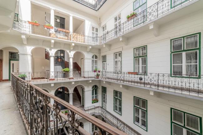 Central Danube 3BR, 2 Bathr Quiet Apt at Market Hall Images_1