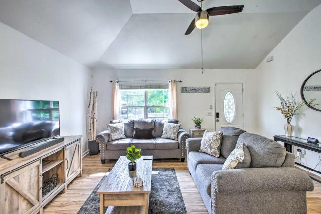 Charming Springfield Escape with Furnished Deck Images_5