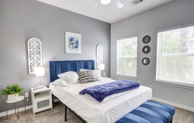 Luxurious 3-BR Family Home w/ Skyline View ~ 2-miles to Downtown (Triple-Story!) Images_4