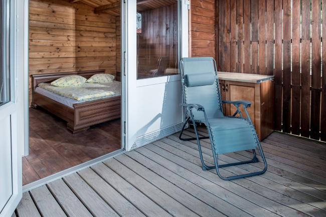 Nameliai ant ežero kranto Images_4