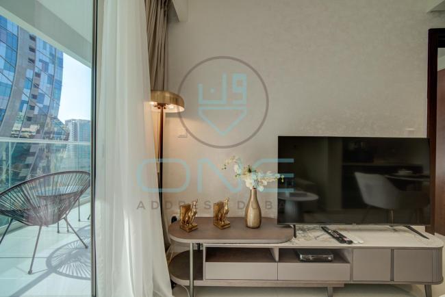 Elegant & Premium 1bd in Business Bay w Canal View Images_3