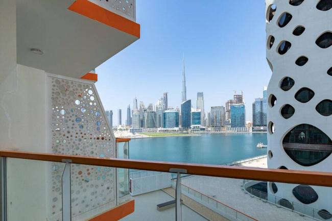 Lush apartment with Burj Khalifa and Canal view Images_2