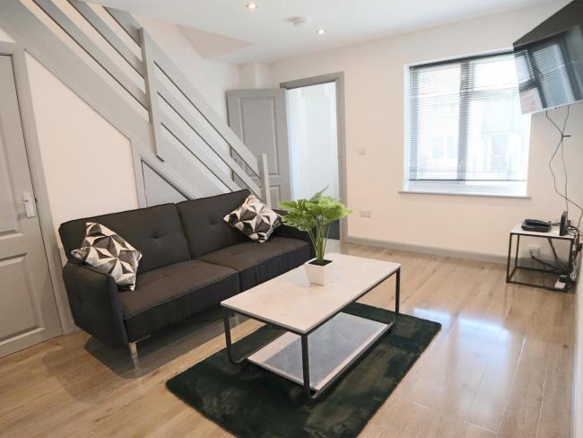 Pass the Keys Stylish Terrace with Free Parking Images_1