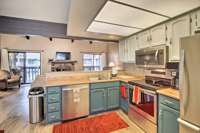 Spacious Apt with Fireplace, Close to Lakes! Images_4
