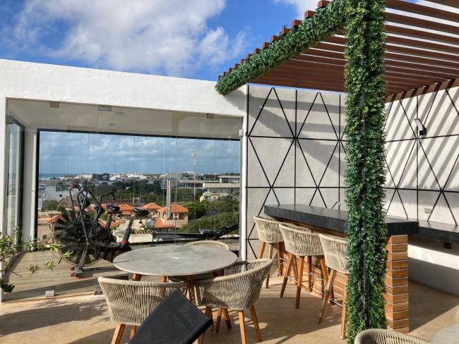 PRIME LOCATION! 2min walk from 5th AvE & The Beach Images_3