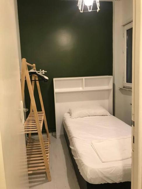 Cadde üzeri,6. Kat, asansörlü ve metroya çok yakın Images_1