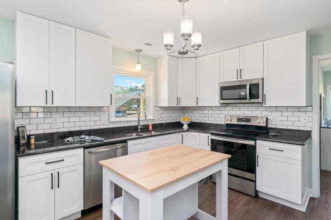 Sun-Dappled Getaway in Wilmington with Fire Pit Images_2