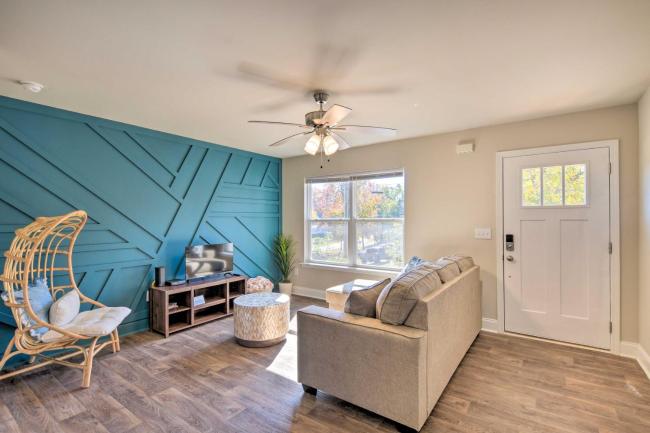 Greer Getaway with Smart TV about 1 Mi to Dtwn! Images_4